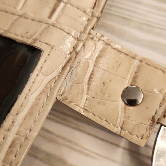 WOMENS Guess cream patent reptile skin wallet. - Picture 9 of 15